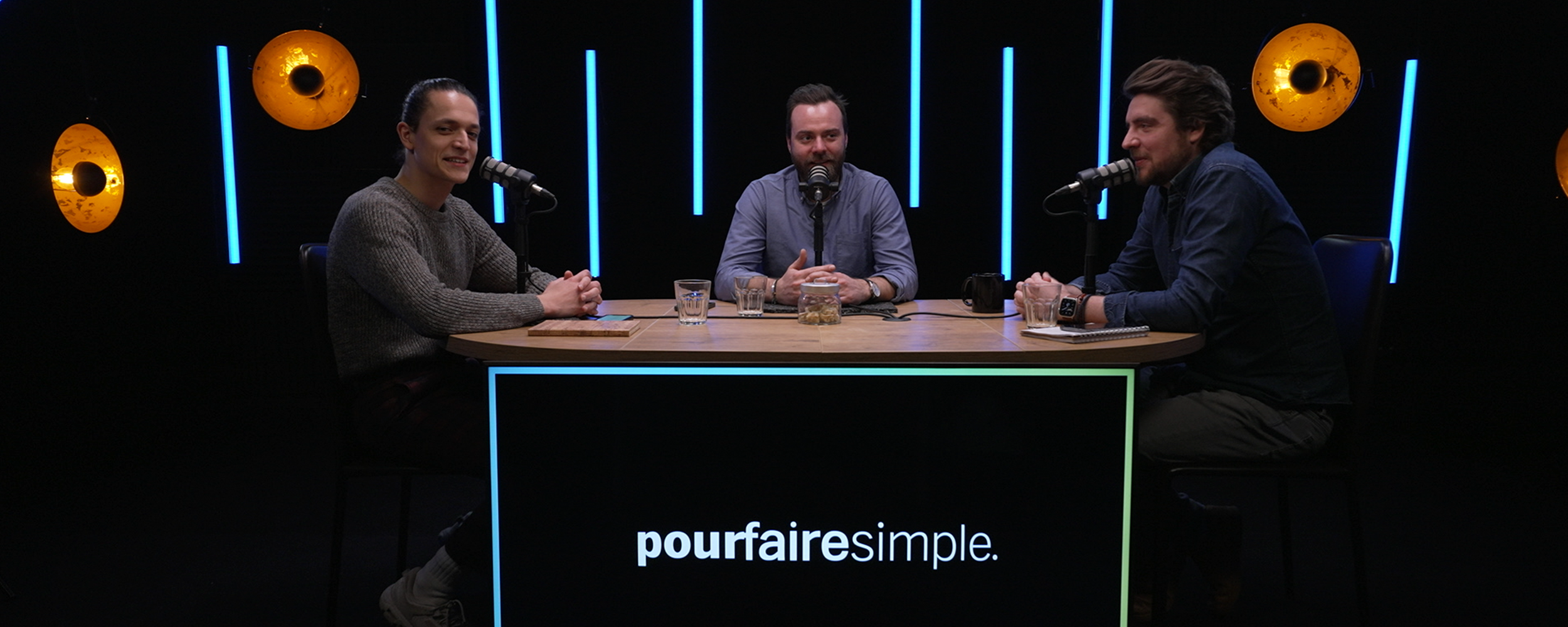 Studio TV fond noir à Paris